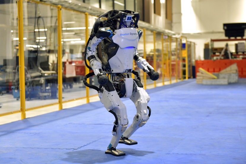 رئيس شركة بوسطن دينامكس التكنولوجية يقف بجانب أحد روبوتات الشركة  التي تستطيع ممارسة الرقص والترفيه باحترافية