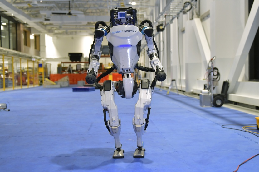 رئيس شركة بوسطن دينامكس التكنولوجية يقف بجانب أحد روبوتات الشركة  التي تستطيع ممارسة الرقص والترفيه باحترافية