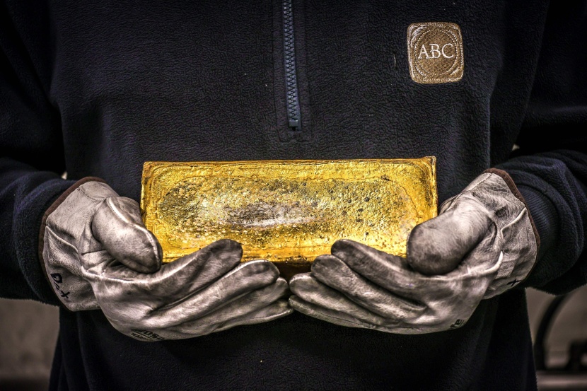 الذهب يقلص مكاسبه مع ارتفاع الدولار