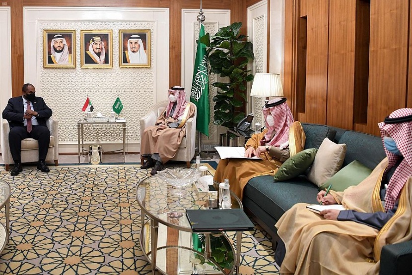 وزير الخارجية يبحث العلاقات الثنائية مع عضو المجلس السيادي الانتقالي السوداني
