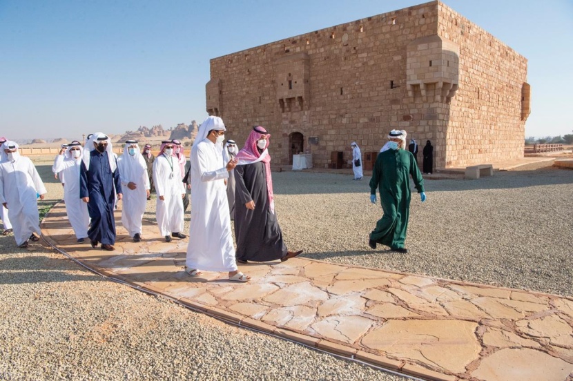 ولي العهد وأمير قطر في جولة على المعالم الأثرية في العلا