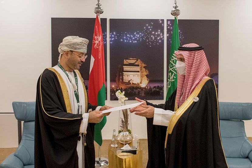 خادم الحرمين يتلقى رسالة خطية من سلطان عمان تبحث العلاقات الثنائية