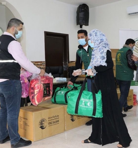 مركز الملك سلمان للإغاثة يوزع 698 حقيبة شتوية للنازحين والأسر الأكثر احتياجًا في الأردن