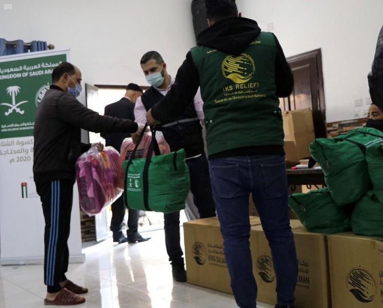 مركز الملك سلمان للإغاثة يوزع 698 حقيبة شتوية للنازحين والأسر الأكثر احتياجًا في الأردن