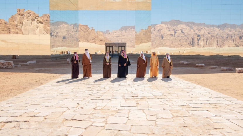 الإمارات تعيد فتح جميع المنافذ مع قطر.. بدءا من الغد 