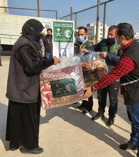  مركز الملك سلمان للإغاثة يواصل توزيع كسوة الشتاء للأسر اللاجئة في الأردن