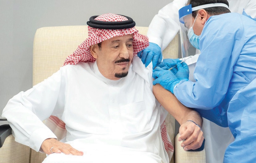 خادم الحرمين يتلقى الجرعة الأولى من لقاح كورونا
