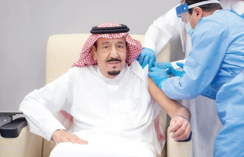 خادم الحرمين يتلقى الجرعة الأولى من لقاح كورونا