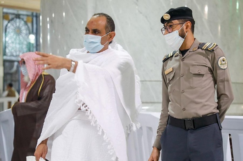 400 موظف يتابعون تطبيق الإجراءات الاحترازية على مدار الساعة في المسجد الحرام