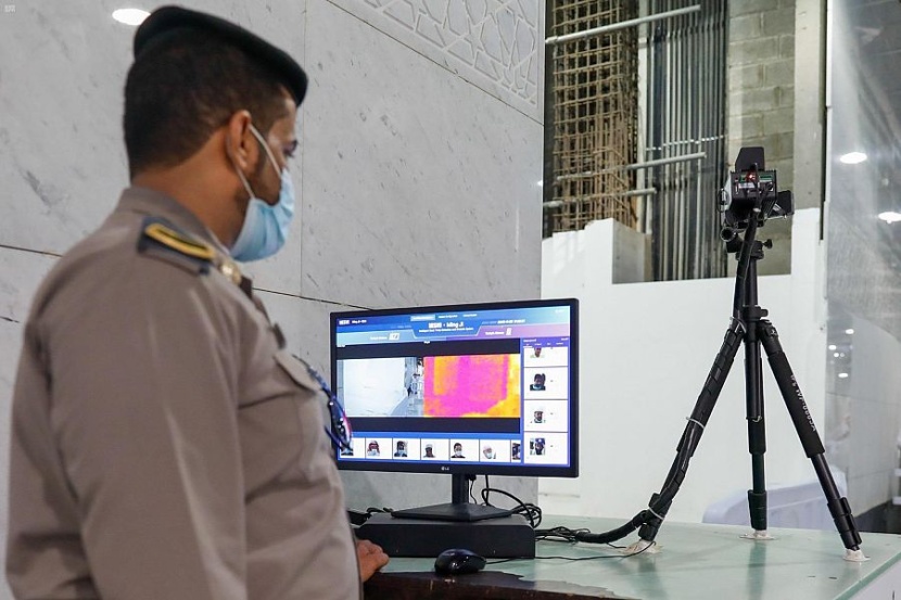 400 موظف يتابعون تطبيق الإجراءات الاحترازية على مدار الساعة في المسجد الحرام