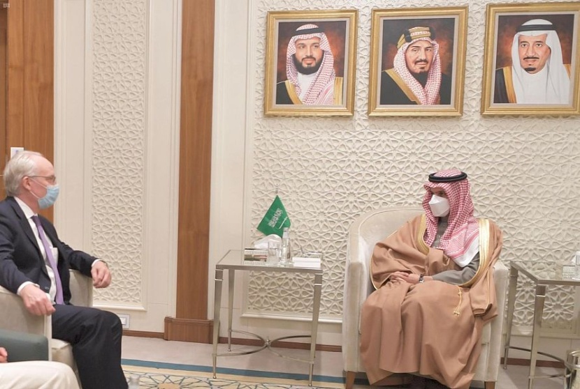 وزير الخارجية يبحث الحل السياسي  للأزمة اليمنية مع المبعوث الأمريكي لليمن