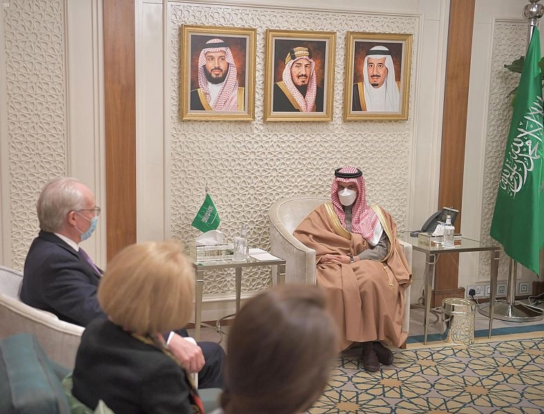 وزير الخارجية يبحث الحل السياسي  للأزمة اليمنية مع المبعوث الأمريكي لليمن