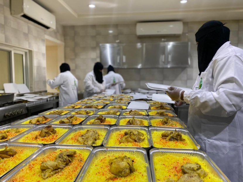 أمير الرياض يوجه بتوزيع 1000 وجبة يوميا لدعم متضرري عدم توفر فائض الأطعمة