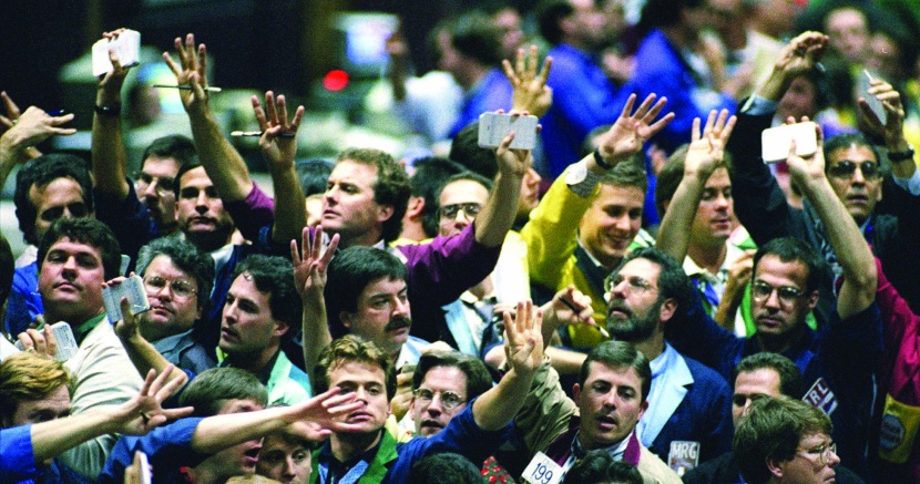 متداولو السندات في بورصة شيكاغو في 1995 يمارسون عملهم بالطريقة القديمة التي سبقت وصول العصر الرقمي.
