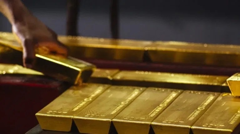 الذهب يرتفع بفعل ضعف الدولار وتراجع عوائد الخزانة الأمريكية