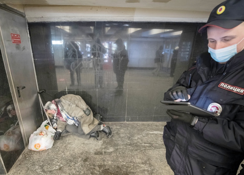 امرأة بلا مأوى تنام في ممر تحت الأرض في موسكو