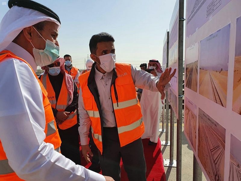 وزير النقل يتفقد الأعمال المدنية والخطوط الحديدية في الجبيل