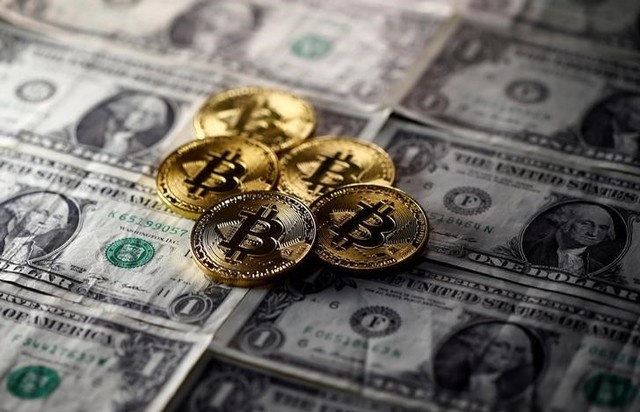  الدولار يتراجع وبيتكوين تتجه صوب 50 ألف دولار 