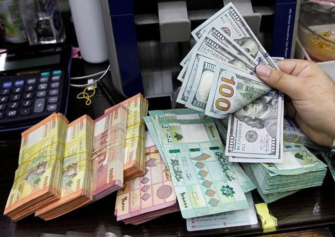 الليرة اللبنانية تسجل انخفاضاً قياسياً أمام الدولار 