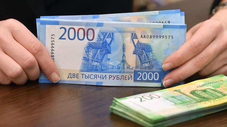 الروبل الروسي يهبط مقابل الدولار متضررا من تهديد أمريكي بعقوبات 