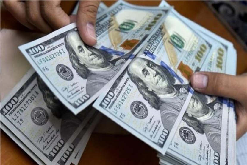 الدولار يبلغ ذروة 4 أشهر مع مخاوف من إغلاقات أوروبا ورفع ضرائب أمريكية 