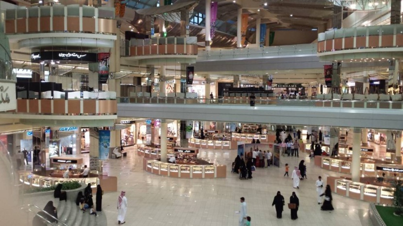 حظر قيد الأسماء التجارية المطابقة لأسماء منشآت عالمية .. وإجازة غير العربية
