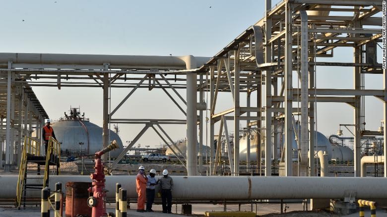 أسعار النفط ترتفع أكثر من 1 % إثر تمديد "أوبك+" تخفيضات الإنتاج إلى أبريل 