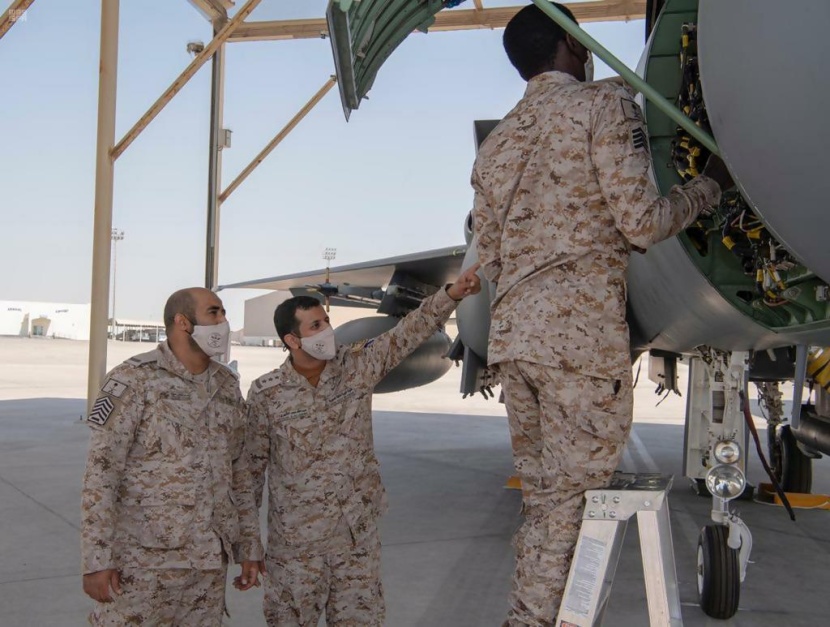 القوات الجوية السعودية تشارك في مناورات تمرين علم الصحراء في قاعدة الظفرة الجوية