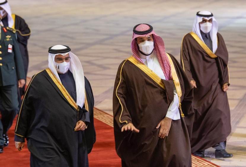 ولي العهد وولي عهد البحرين يستعرضان العلاقات الوثيقة بين البلدين ومجالات التعاون في شتى الجوانب