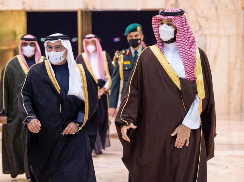 ولي العهد وولي عهد البحرين يستعرضان العلاقات الوثيقة بين البلدين ومجالات التعاون في شتى الجوانب