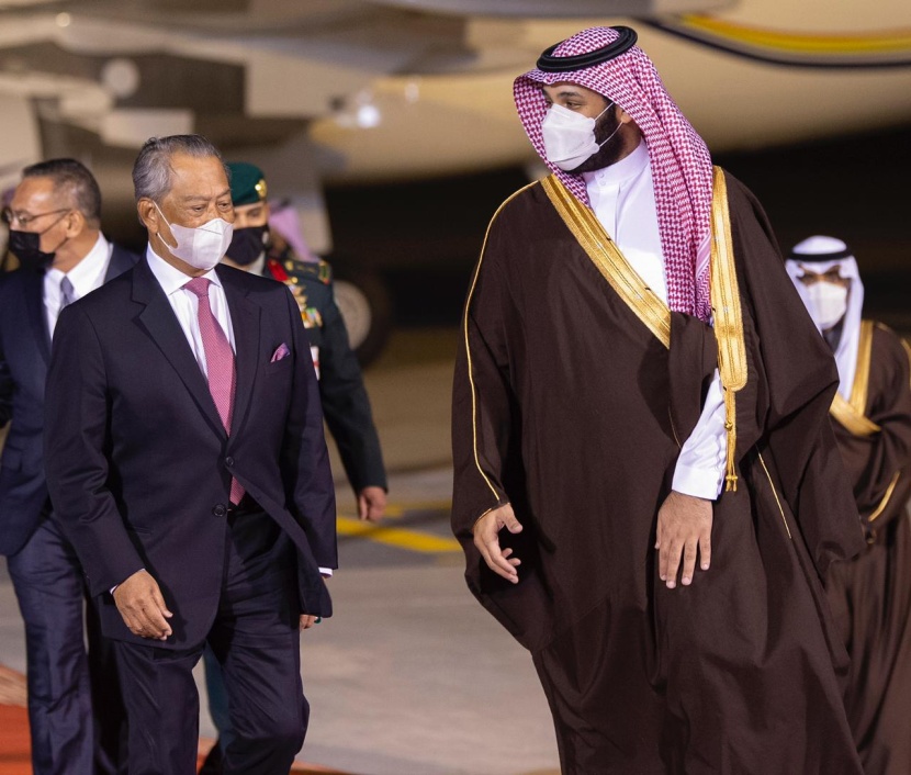 ولي العهد في مقدمة مستقبلي رئيس وزراء ماليزيا لدى وصوله الرياض