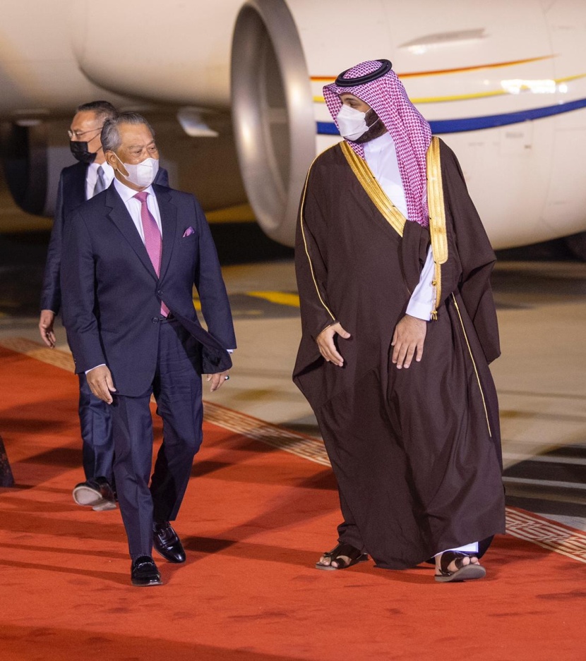 ولي العهد في مقدمة مستقبلي رئيس وزراء ماليزيا لدى وصوله الرياض