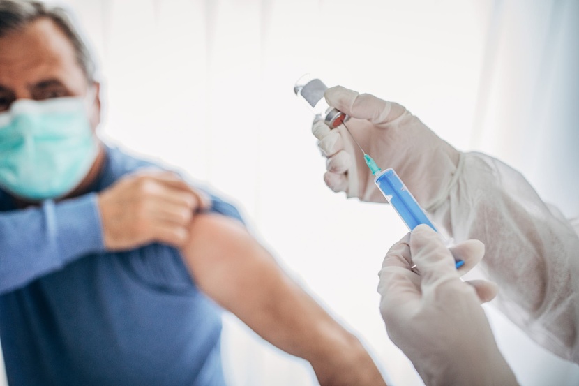 أمريكا: متلقو اللقاح يمكنهم التجمع من دون وضع كمامات