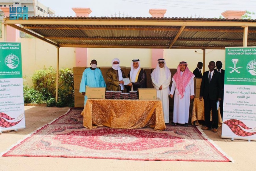 مركز الملك سلمان للإغاثة يسلّم 50 طنا من التمور هدية المملكة لجمهورية مالي