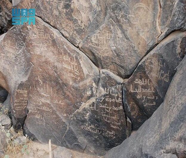 وادي "رواوة".. صحائف حجرية مطرزة بالنقوش الأثرية الإسلامية