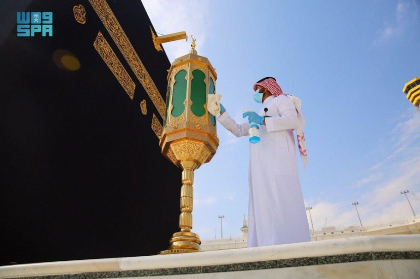 تطيب الكعبة المشرفة والمسجد الحرام 10 مرات يوميا بأجود أنواع البخور