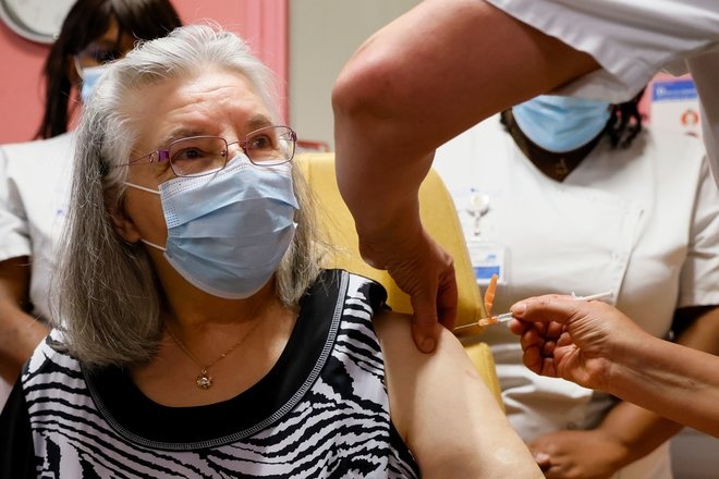 شكوك بشأن لقاحي أسترا زينيكا وجونسون آند جونسون تخيم على حملة التطعيم الأوروبية