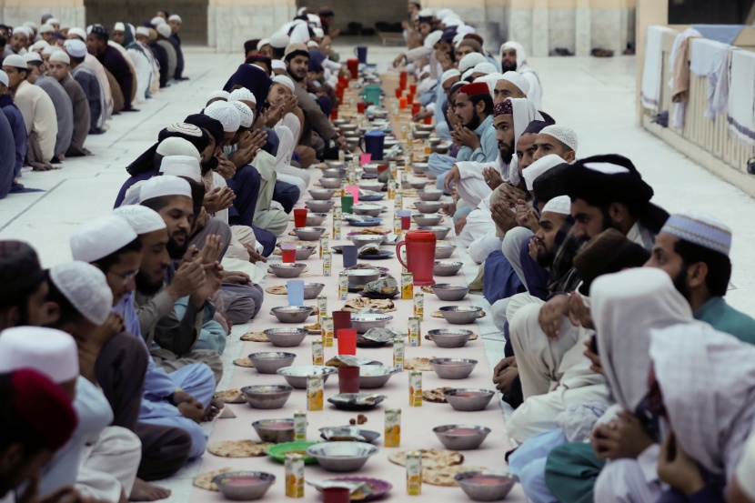 المسلمون حول العالم يتناولون وجبة الإفطار في اليوم الثاني من شهر رمضان