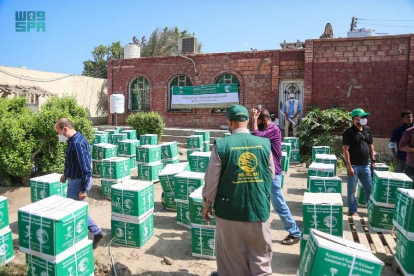 مركز الملك سلمان للإغاثة يوزع سلال غذائية في لبنان وألبانيا واليمن والسودان وتشاد وموريتانيا