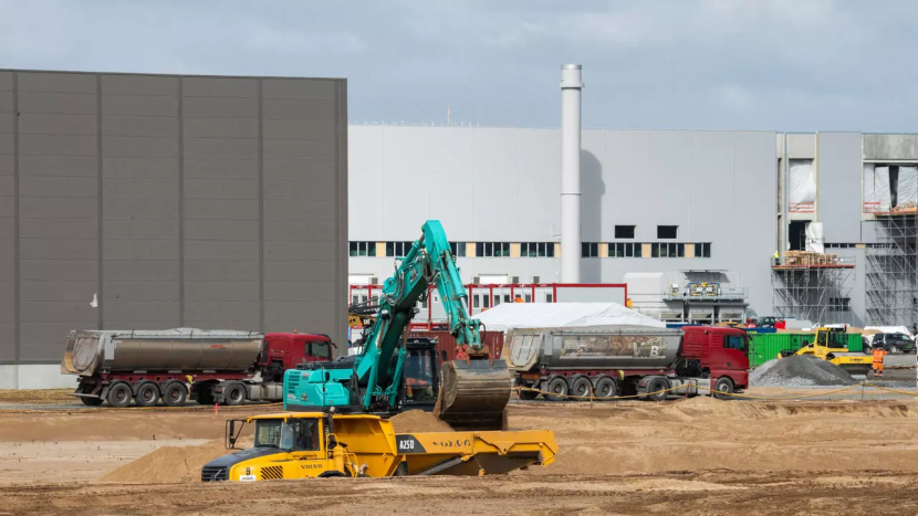بناء مصنع "تيسلا" قرب برلين يواجه مخاوف بيئية بين السكان