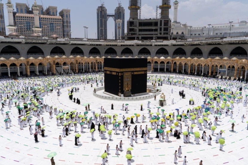 11 ألف مظلة شمسية وزعت لضيوف الرحمن لحمايتهم من أشعة الشمس 