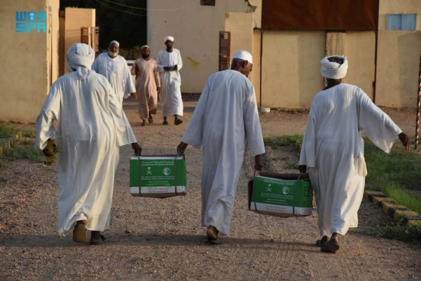  مركز الملك سلمان للإغاثة يوزع سلالاً غذائية رمضانية في السودان