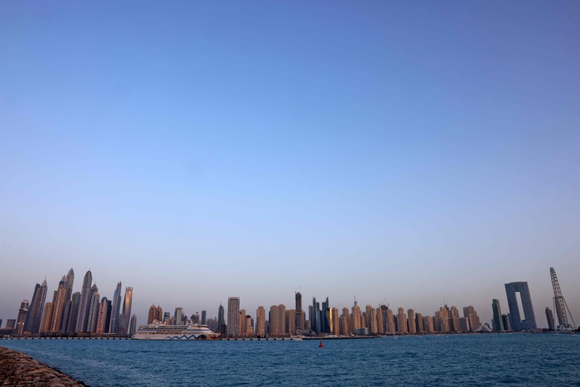 سفينة سياحية تصل لمرسى دبي وقد شهد قطاع الرحلات البحرية تضررا من الأزمة الاقتصادية الناجمة عن كورونا