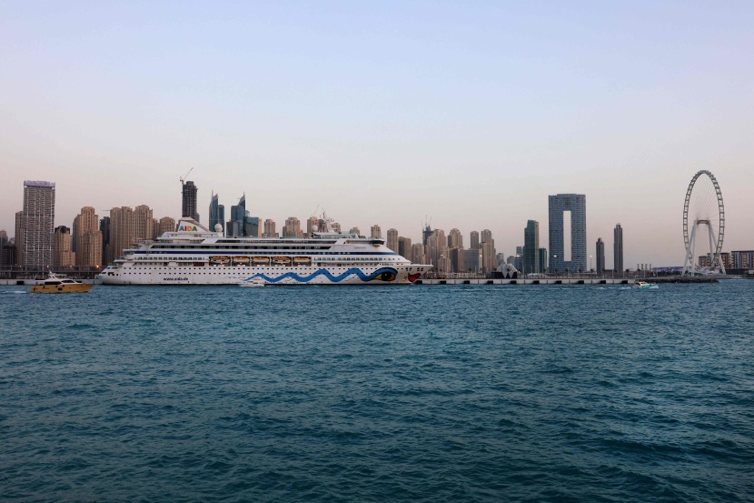 سفينة سياحية تصل لمرسى دبي وقد شهد قطاع الرحلات البحرية تضررا من الأزمة الاقتصادية الناجمة عن كورونا