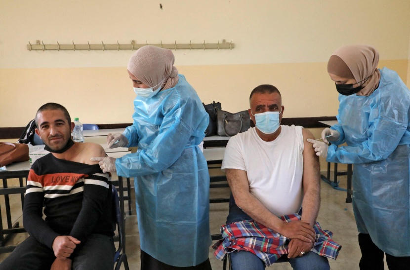 تمهيدا لإعادة فتح المدارس.. حملة تلقيح ضد فيروس كورونا للمعلمين في فلسطين