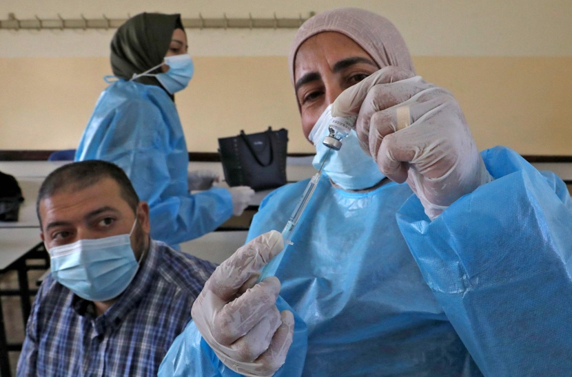 تمهيدا لإعادة فتح المدارس.. حملة تلقيح ضد فيروس كورونا للمعلمين في فلسطين