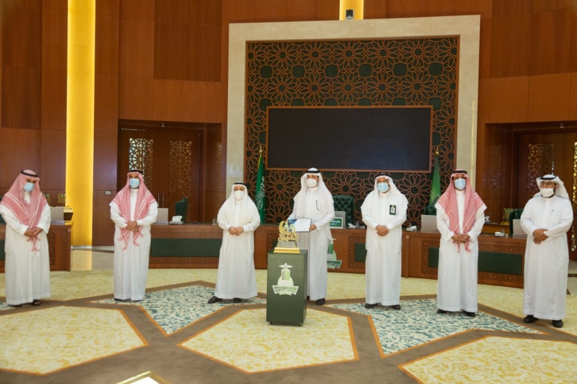 رئيس جامعة الملك عبدالعزيز يكرم الفائزين بالمراكز الأولى في الملتقى العلمي الـ 12 