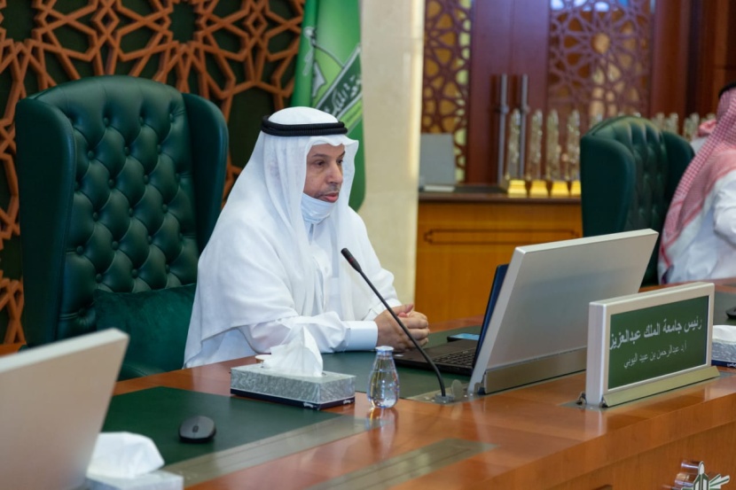 رئيس جامعة الملك عبدالعزيز يكرم الفائزين بالمراكز الأولى في الملتقى العلمي الـ 12 