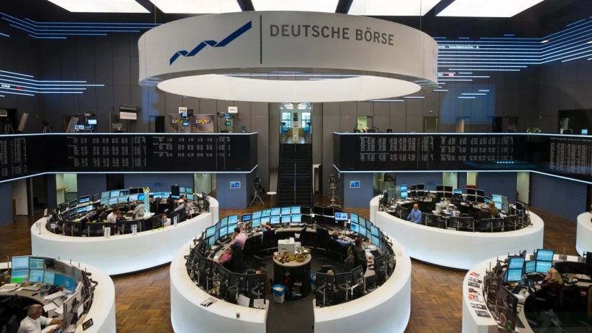 الأسهم الأوروبية تحوم قرب مستوى قياسي مرتفع و"فايننشال تايم" يتألق