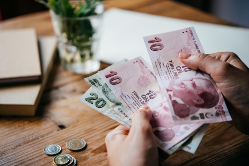 الليرة التركية تواصل هبوطها لتصل خسائرها إلى 10 % منذ بداية 2021
